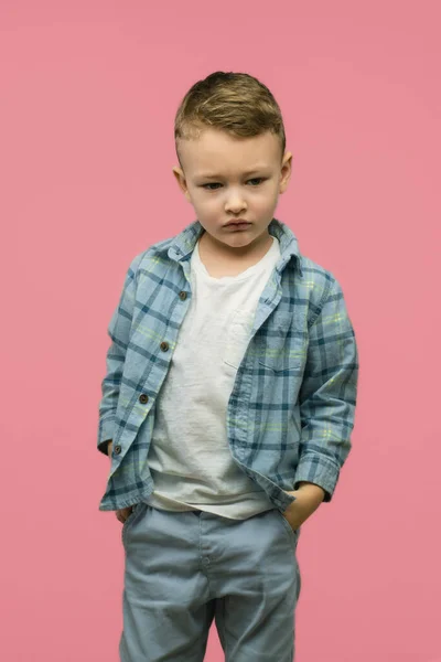 Smutné Dítě Pózující Růžovém Pozadí Svislá Fotka Kvalitní Fotografie — Stock fotografie