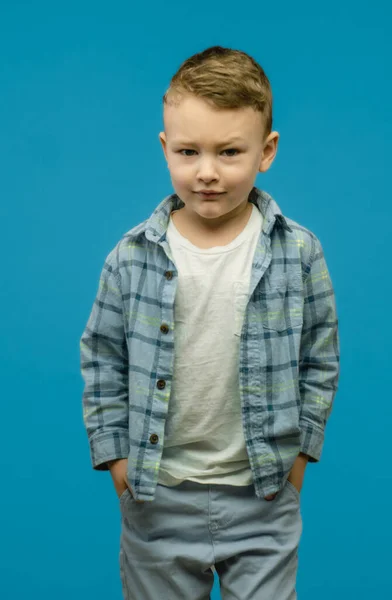 Liten Liten Leende Roligt Glad Småbarn Pojke Bär Casual Shirt — Stockfoto