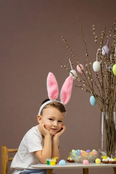 Niño Teñido Huevos Pascua Niño Orejas Conejo Teñir Huevo Colorido —  Fotos de Stock