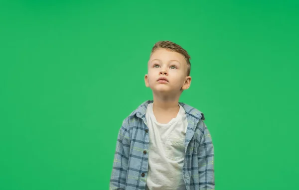Маленький Хлопчик Позує Студії Зеленому Тлі Копіювати Простір Високоякісна Фотографія — стокове фото