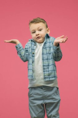 Üzgünüm, bilmiyorum. Yakışıklı bir çocuğun portresi, omuz silkiyor, söyleyemiyor, cevapları yok, kararsız, ne olduğu hakkında hiçbir fikri yok ve umursamıyor. Yüksek kalite fotoğraf