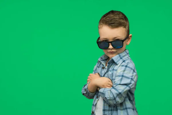 Улыбающийся Мальчик Мальчик Рубашке Скрещенными Руками Счастливо Выглядящий Изолированным Зеленом — стоковое фото