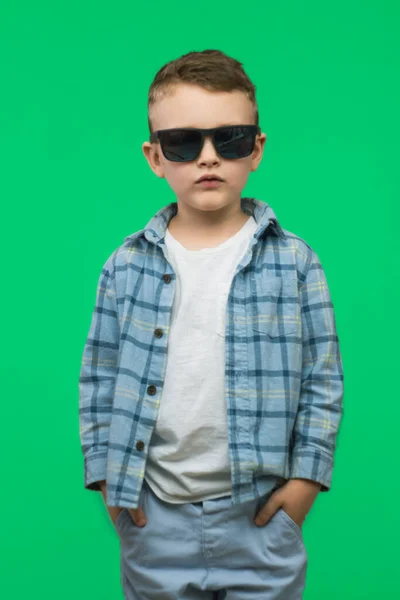 Милий Маленький Хлопчик Сонцезахисними Окулярами Зеленому Тлі Вертикальне Фото Високоякісна — стокове фото