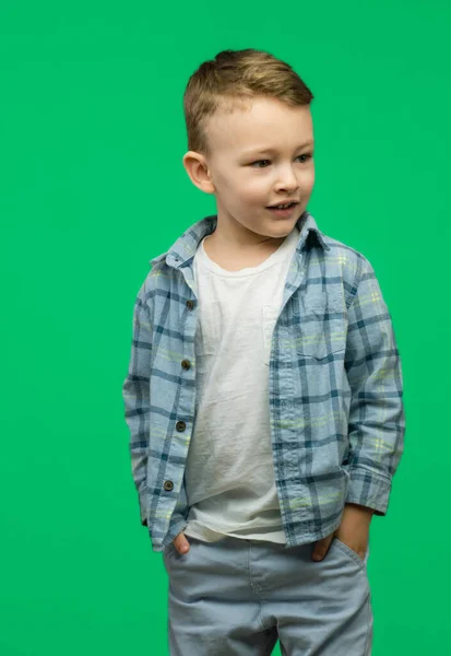 Mały Uśmiech Zabawy Szczęśliwy Chłopiec Maluch Luźnej Koszulce Koszuli Patrząc — Zdjęcie stockowe