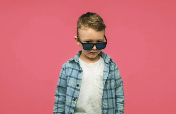 Портрет Серйозного Маленького Хлопчика Сонцезахисними Окулярами Ізольовані Рожевому Тлі Копіювати — стокове фото