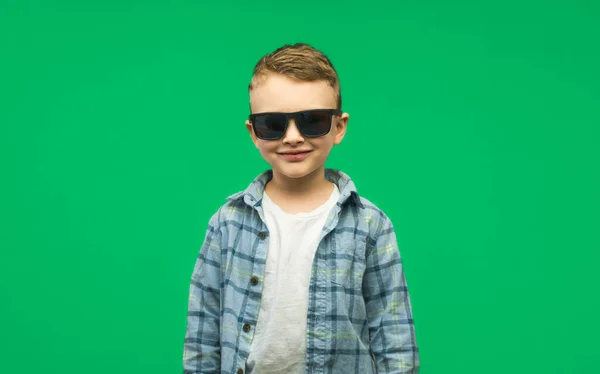 Фото Очаровательного Молодого Счастливого Мальчика Солнечных Очках Смотрящего Камеру Высокое — стоковое фото