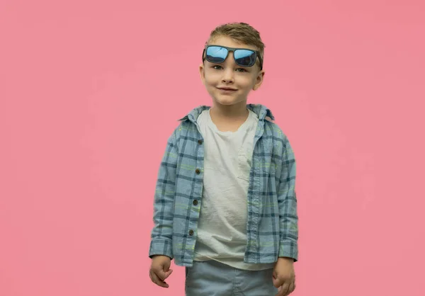 Kleiner Junge Posiert Studio Auf Rosa Hintergrund Kopierraum Hochwertiges Foto — Stockfoto