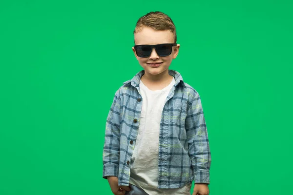 Niño Pequeño Con Gafas Sol Con Una Cara Sonriente Expresión — Foto de Stock