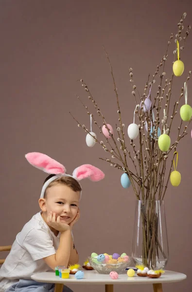 Wielkanoc Koncepcja Wielkanocna Chłopiec Udekorować Dom Święta Wielkanocne Wysokiej Jakości — Zdjęcie stockowe