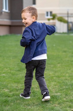 Güneşli bir günde bahçede koşan çocuk, çocuk ve sağlıklı yaşam tarzı. Yüksek kalite fotoğraf
