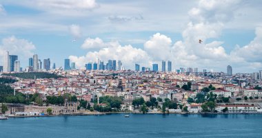 Denizden İstanbul 'a manzara. Şehrin çevresinde eski ve yeni evleri olan kıyı şeridi. Yaz panoramik manzarası.