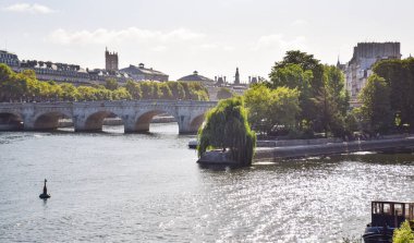 Güneşli bir yaz gününde Seine Nehri 'nden köprüye ve Sita adasının şehir manzarasına güzel bir panoramik manzara. Paris, Fransa.