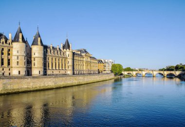 Güneşli bir yaz gününde Seine Nehri 'nden köprüye ve şehir manzarasına güzel bir panoramik manzara. Paris, Fransa.