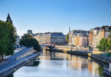 Güneşli bir yaz gününde Seine Nehri 'nden köprüye ve şehir manzarasına güzel bir panoramik manzara. Paris, Fransa.