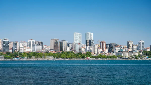 Denizden İstanbul 'a manzara. Şehrin çevresinde yeni evleri olan kıyı şeridi. Yaz panoramik manzarası. Türkiye.