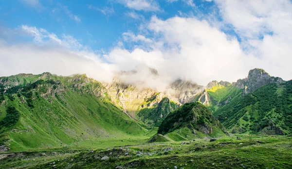 Gyönyörű Panorámás Kilátás Nyílik Magas Zöld Hegyek Egy Felhős Nyári — Stock Fotó
