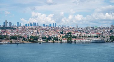 Denizden İstanbul 'a manzara. Tekneli kıyı şeridi, şehrin çevresinde eski ve yeni evler. Yaz panoramik manzarası.