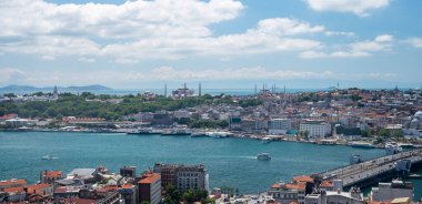 Boğaz 'ın çatısından, köprüden ve camiden bak. İstanbul, Türkiye 'de yaz panoramik manzarası.