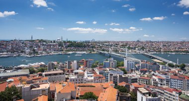 Boğaz 'ın çatısından, köprüden ve camiden bak. İstanbul, Türkiye 'de yaz panoramik manzarası.