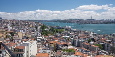 Gemiler ve eski şehirlerle birlikte Boğaz Boğazı 'nın çatısından bak. İstanbul, Türkiye 'de yaz panoramik manzarası.
