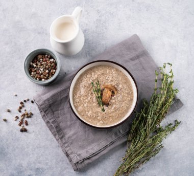 Baharatlı ve taze otlu, seramik bir kasede kekik soslu krema çorbası. Sağlıklı ve diyet gıda kavramı. Üst görünüm.