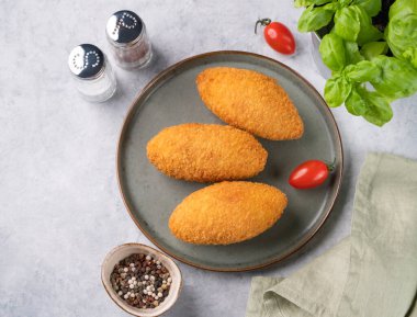 Taze domates, bitki ve baharatla dolu bir tabakta tavuk pirzolası. Üst görünüm