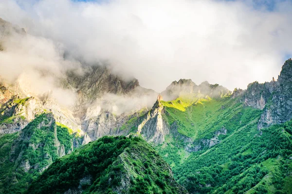 Prachtig Panoramisch Uitzicht Hoge Groene Bergen Een Bewolkte Zomerdag Kazbegi — Stockfoto