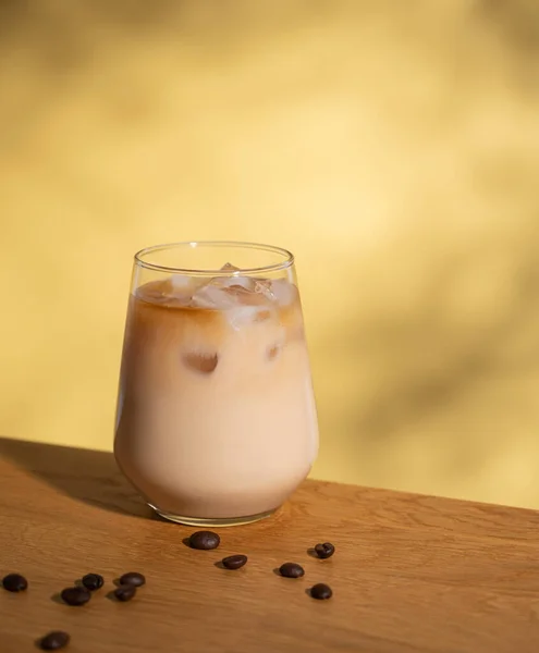 Eiskaffee Mit Milch Einem Glas Mit Eiswürfeln Und Körnern Auf — Stockfoto