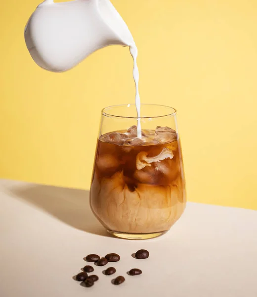 Eiskaffee Mit Aufgegossener Sahne Einem Glas Mit Eiswürfeln Und Körnern — Stockfoto