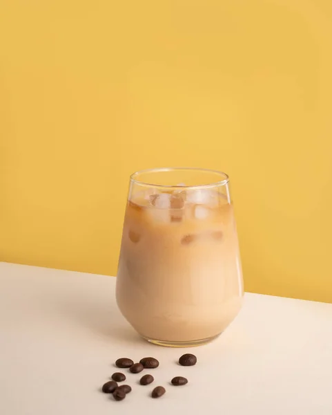 유리잔에 우유를 배경에 곡물을 아이스 음료의 — 스톡 사진