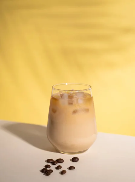 Eiskaffee Mit Milch Einem Glas Mit Eiswürfeln Und Körnern Auf — Stockfoto