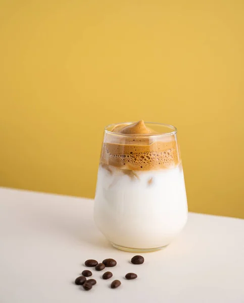 Dalgona Kaffee Mit Milch Einem Glas Mit Eiswürfeln Und Körnern — Stockfoto