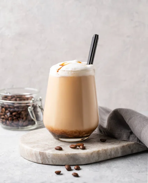 Cappuccino Oder Latte Mit Milchschaum Und Karamell Einem Glas Mit — Stockfoto