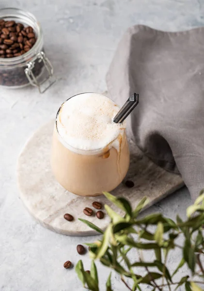 Cappuccino Nebo Latté Mléčnou Pěnou Sklenici Kávovými Zrny Světle Mramorovém — Stock fotografie