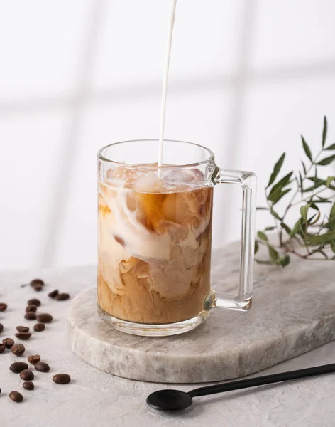 대리석 배경에는 그림자가 곡물을 아이스 커피가 음료의 — 스톡 사진