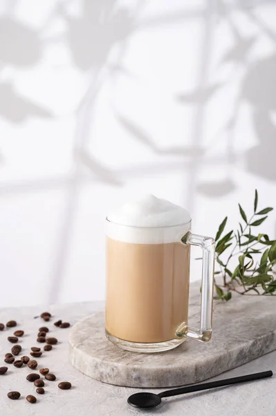 Cappuccino Latte Con Schiuma Latte Una Tazza Con Chicchi Caffè — Foto Stock