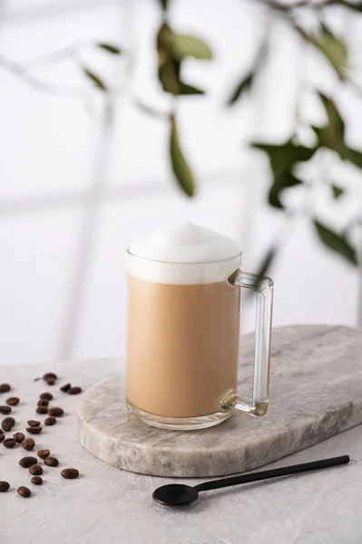 Cappuccino Oder Latte Mit Milchschaum Einer Tasse Mit Kaffeebohnen Und — Stockfoto