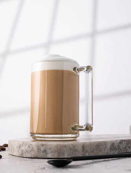Cappuccino Oder Latte Mit Milchschaum Einer Tasse Auf Marmorhintergrund Mit — Stockfoto