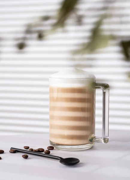 Cappuccino Atau Latte Dengan Busa Susu Dalam Cangkir Dengan Biji — Stok Foto