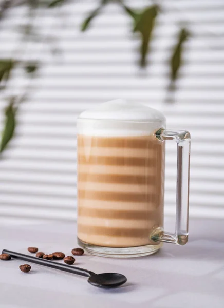Cappuccino Oder Latte Mit Milchschaum Einer Tasse Mit Kaffeebohnen Auf — Stockfoto
