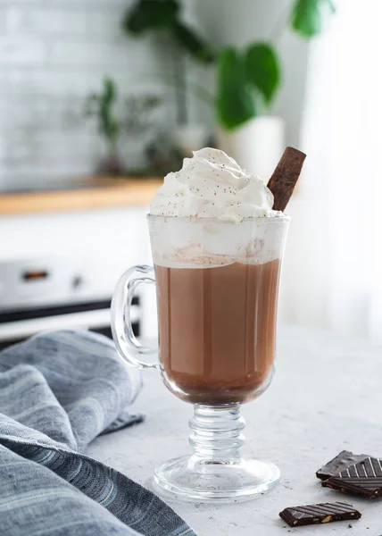 Heiße Schokolade Mit Schlagsahne Und Schokoladenstücken Einem Hohen Glas Mit — Stockfoto