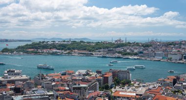 Gemileri ve camii olan Boğaz 'ın çatısından bak. İstanbul, Türkiye 'de yaz panoramik manzarası.