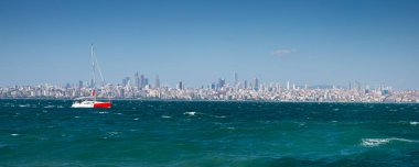 Denizden İstanbul 'a panoramik manzara. Yat, Marmara Denizi 'nde güneşli bir yaz gününde yelken açıyor. Türkiye