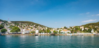 Kentin panoramik deniz manzarası, dağlarda eski evler ve Adalar Adaları 'nda bir rıhtım, Türkiye.