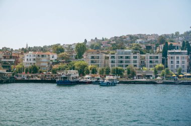 Dağlarda evleri ve Türkiye 'nin Adalar Adaları' nda tekneleri olan bir iskelesi olan tatil köyünün panoramik deniz manzarası.