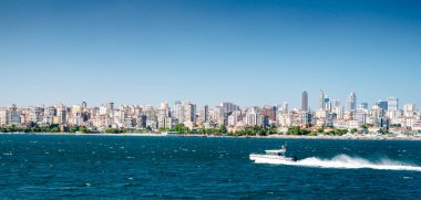 Denizden İstanbul 'a panoramik manzara. Tekne Marmara Denizi 'nde güneşli bir yaz gününde yelken açıyor. Türkiye