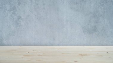 Açık ahşap bir masa üstü ve mavi desenli arka plan üzerine bir ürün ya da düzen kurmak için boş alan. Yatay yönelim.