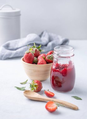 Ev yapımı çilek reçeli. Limonlu taze organik böğürtlenli cam bir kavanozda korunmuş yiyecek. Çevre dostu tarım ürünleri. Metin için boş alan.