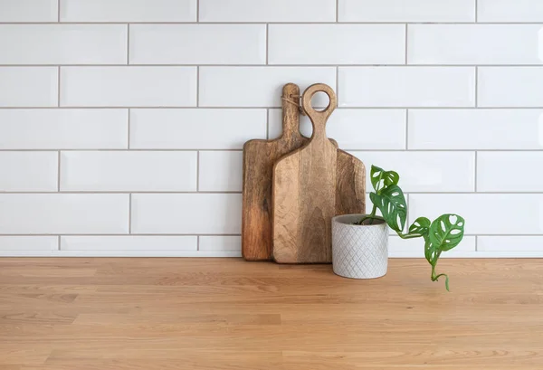 舒适的白色厨房 有木制台面 花卉和切割板在简约的内部 白色的砖墙背景 复制空间和前视图 — 图库照片