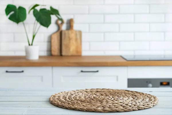 木制白色台面与餐巾纸和自由的空间安装产品或布局的背景 一个模糊的白色厨房与Monstera工厂 横向方向 — 图库照片